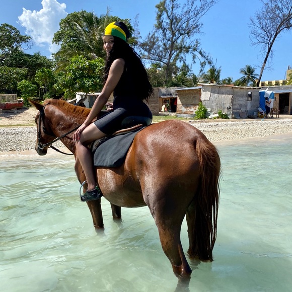 Meet Your Posher, Lydia! ❤️ - Picture 2 of 9